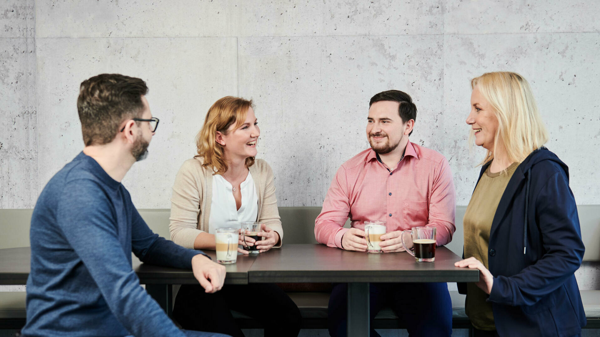 Zwei Frauen und zwei Männer an einem Tisch