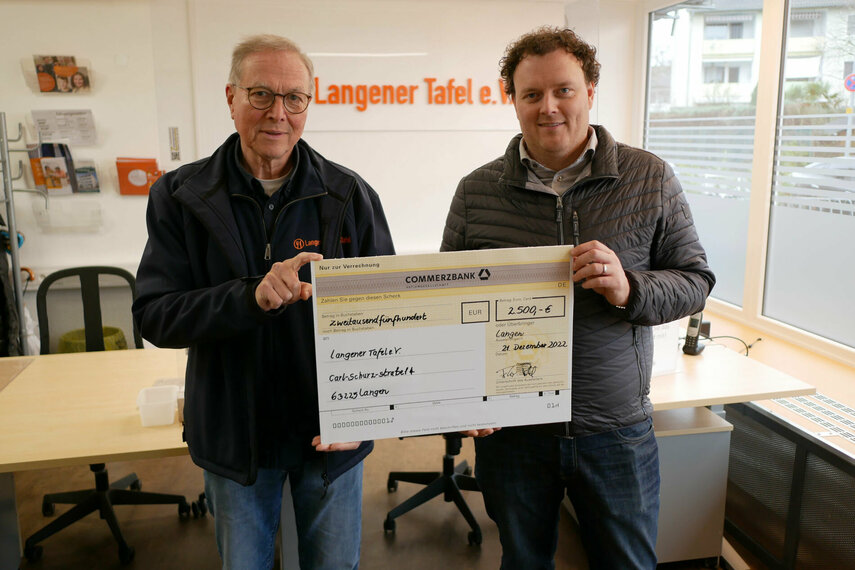 Beim Treffen im Dezember 2022 in der Geschäftsstelle der Langener Tafel überreichte Felix Pohl dem Vereinsvorsitzenden Günter Böhnel eine Spende.